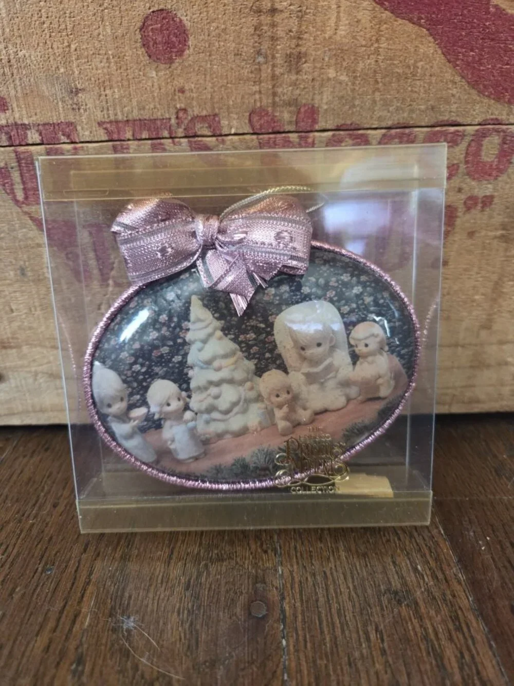 Vtg Precious Moments Family Christmas Story Ornament Oval